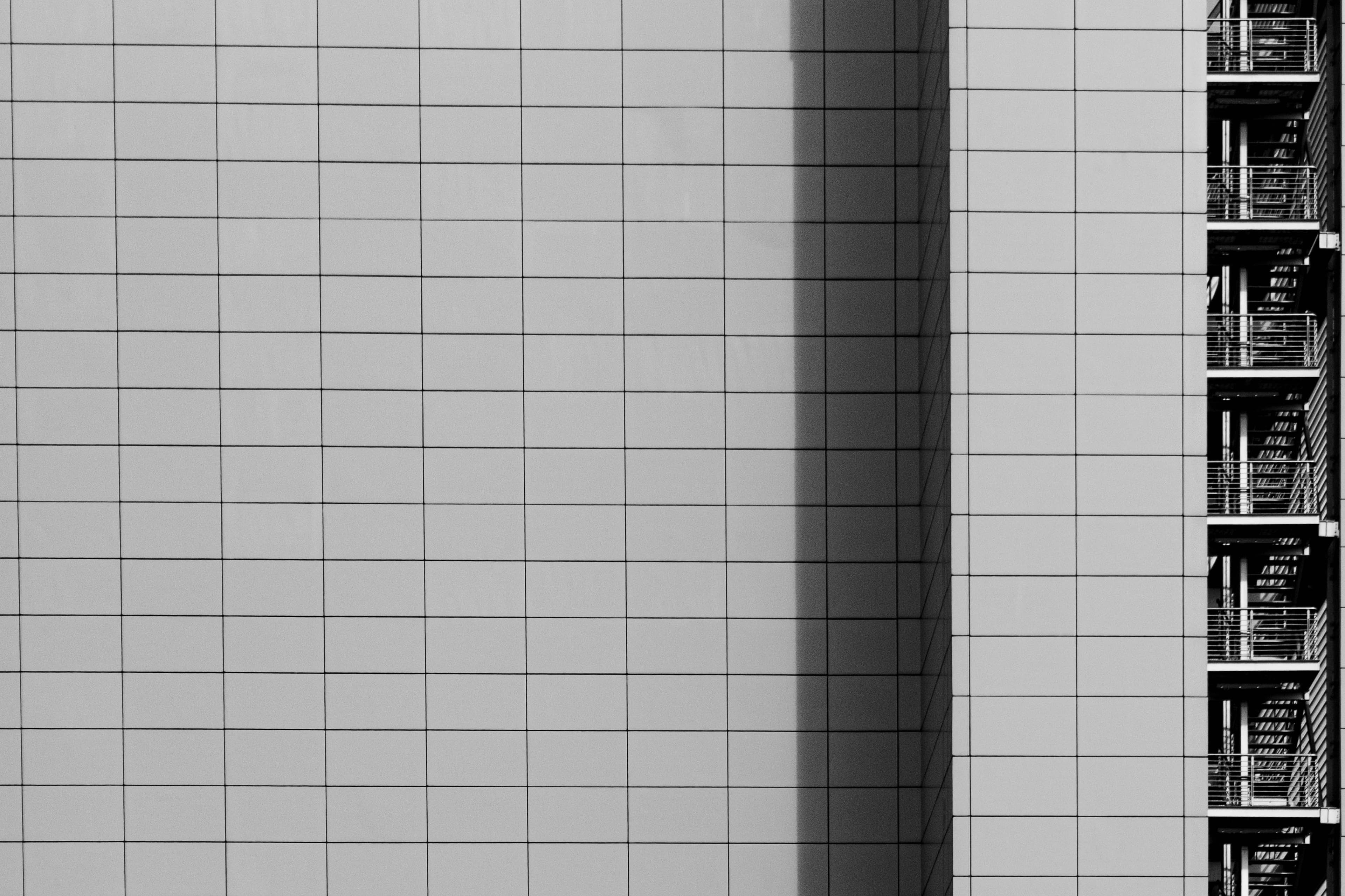 20250107-building-pattern-bnw.jpg
